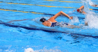 競技中の女子競泳選手