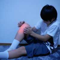 オスグッドを痛がる少年